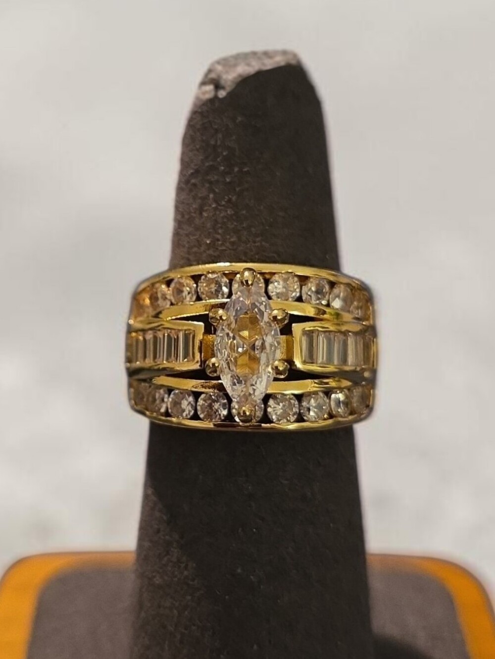 Sassified Boutique Nwt Gold Marquise-Center Pave Diamond Band - Women's Jewelry - Picture 3 of 4